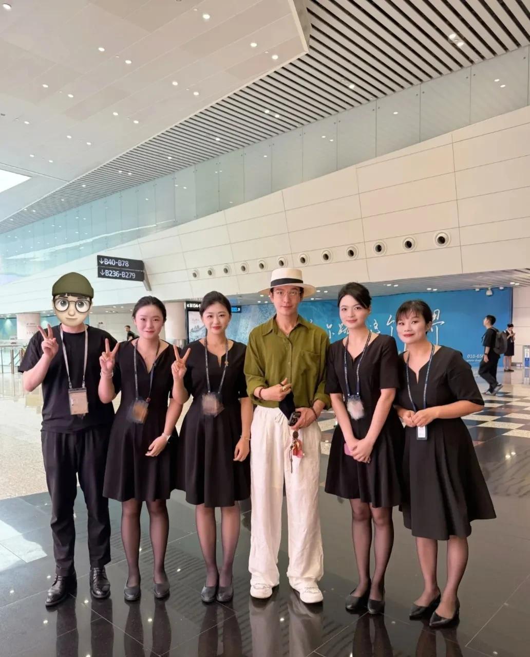 看吧，黄晓明只要穿对衣服，那舒适帅气的感觉就回来了。黄晓明现身白云机场，戴着礼