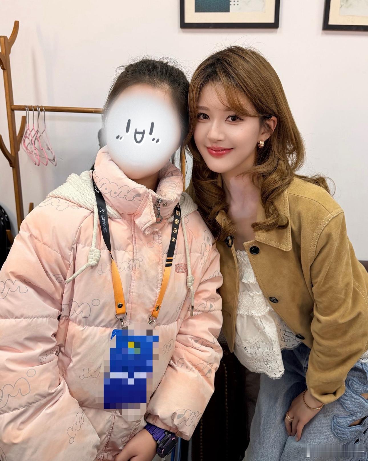 昨日赵露思上班路人合影🈶和小朋友在一起完全是温柔的大姐姐p1应该是工作人员