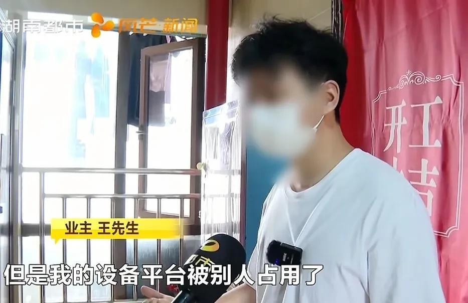 湖南长沙，男子花50多万买了一套房子，准备装修时，却发现自己家门口，跟邻居共用的