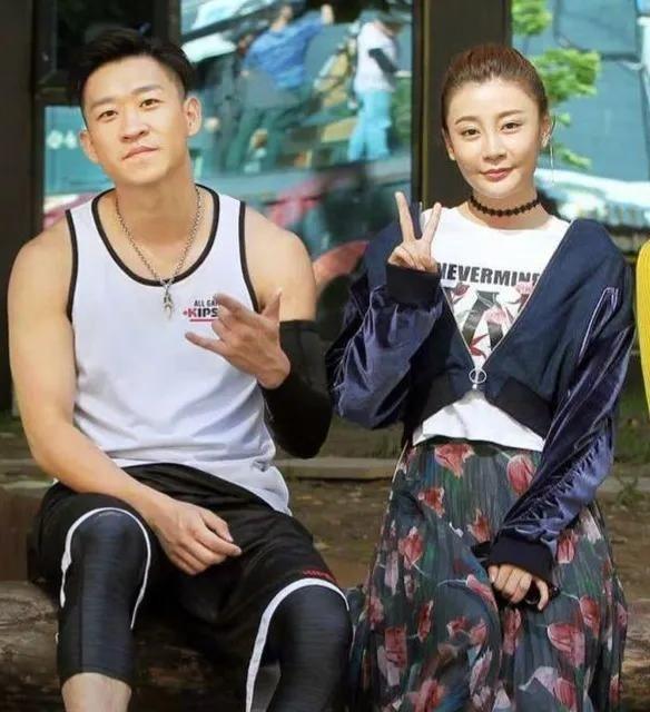 2019年，曹云金拉着刚生完孩子的唐苑去办理离婚手续，刚出民政局大门，曹云金甩给