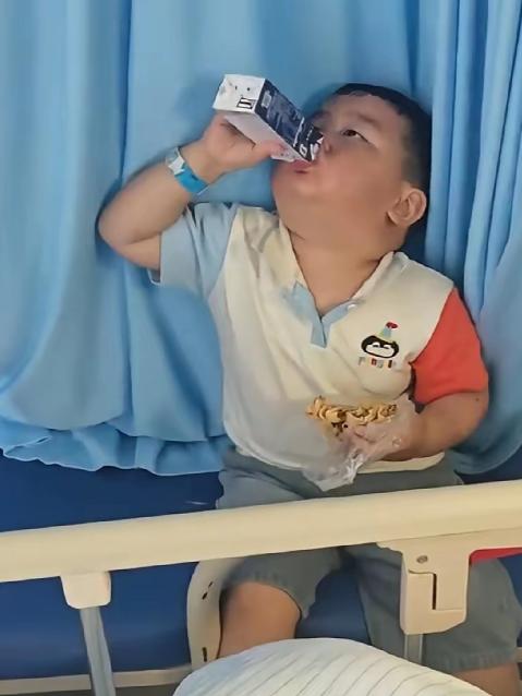 看哭全网！你见过三岁的娃在干啥？要零食、闹脾气、撒娇让爸妈抱。可这个三岁的小男孩