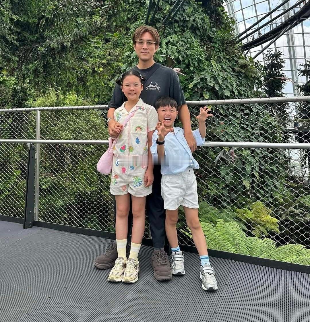 谭俊彦一家四口新加坡旅游​​​