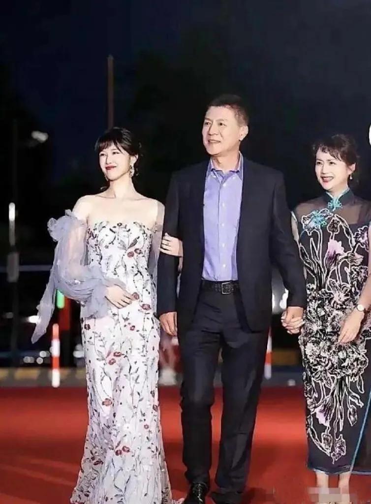 美到炸裂！看一次茹萍一家，惊艳一次！以前九十年代看她，只觉得长相平平，可如今越