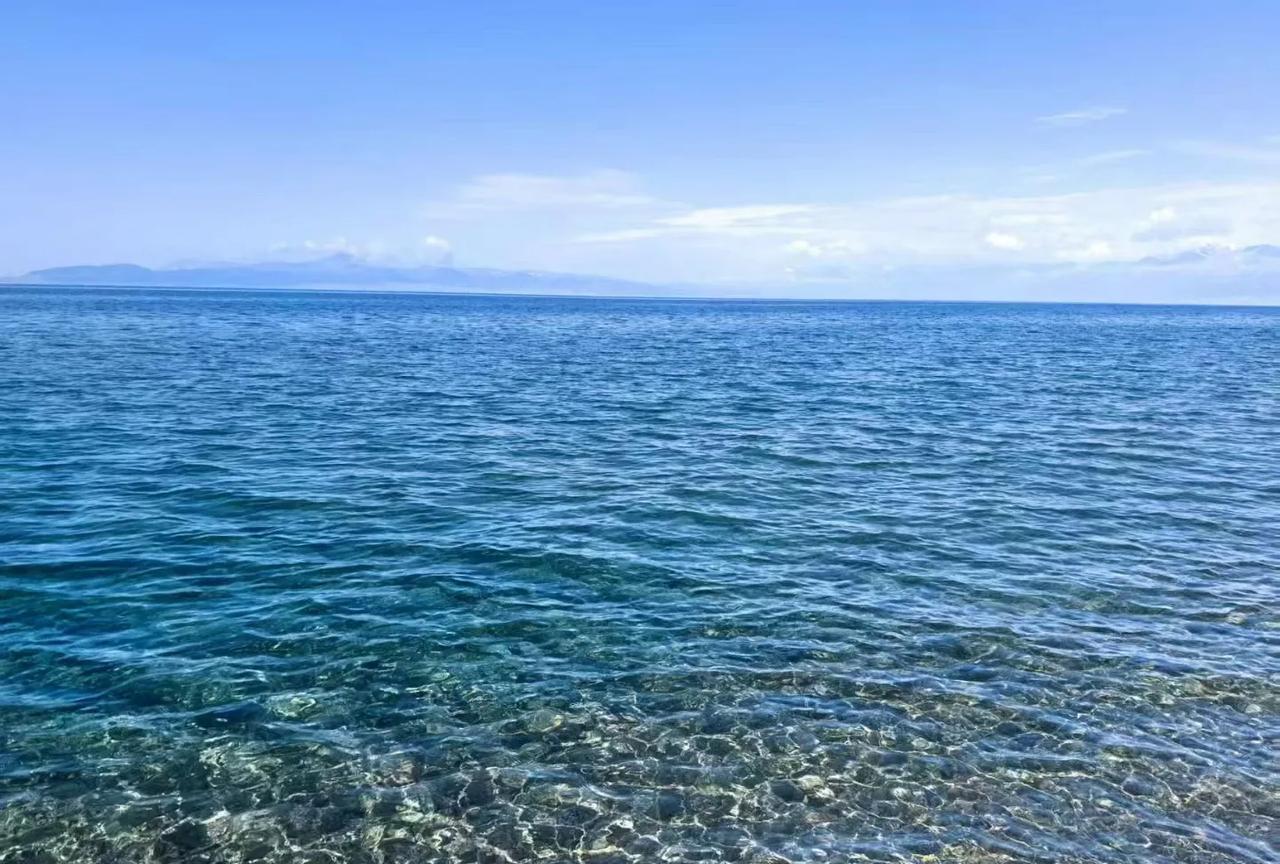 #实况照片三连拍#碧海蓝天，难得的避暑胜地。