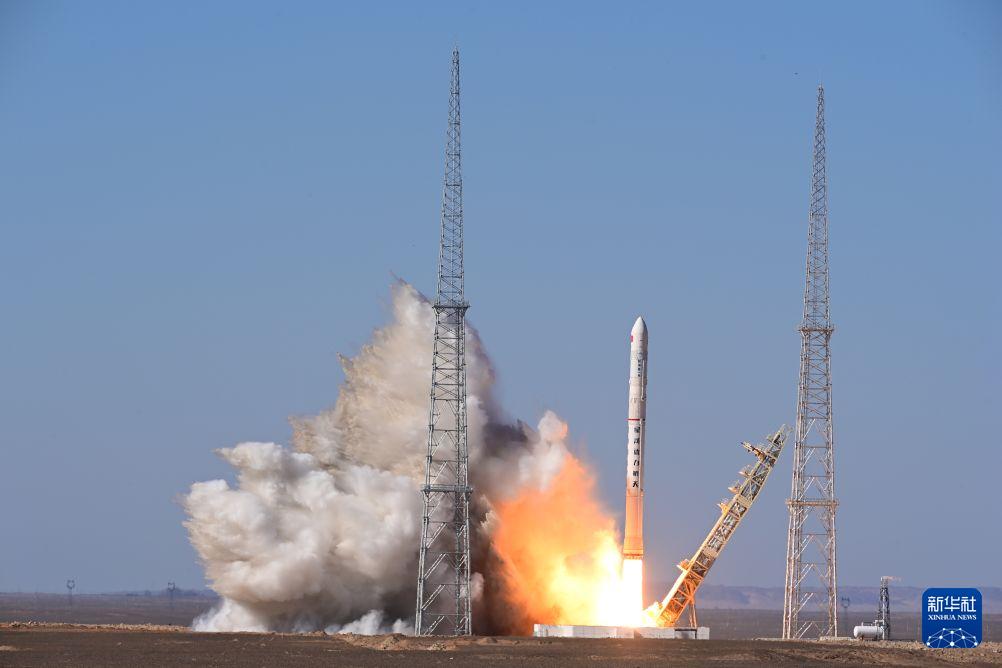 厉害了！国产低成本“太空专列”来了，七机并联的智神星一号火箭顺利首飞，国内商