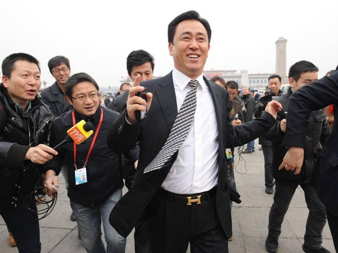 许家印无期，56人获刑，恒大案判了，为什么唯独最大帮凶夏海钧没上被告席？不是
