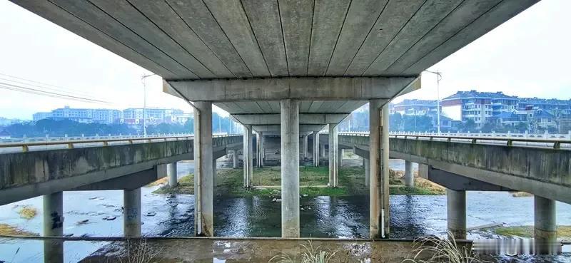 当地回应桥梁螺丝头一踢就掉当地回应桥梁螺丝头一踢就掉四川南部县肖家大桥“火”