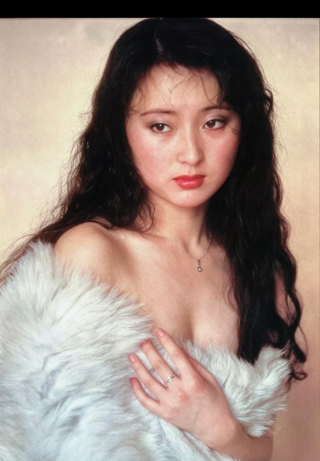 红楼梦里的林黛玉，当年的拍的挂历照！虽然她很美，但是她不适合这种比较暴露的装造