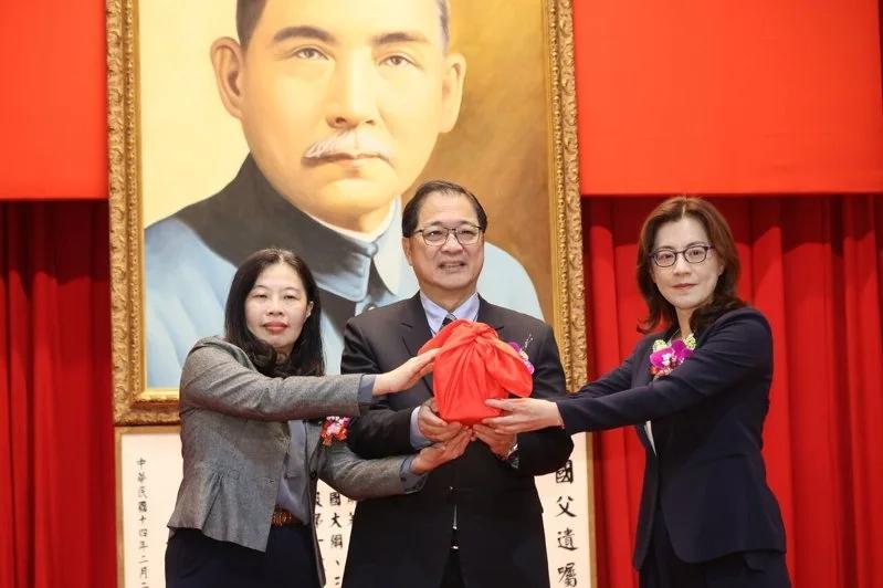 被国台办列“台独打手帮凶”的陈舒怡，今天接任花检检察长，蓝营表示，就在光复乡长林