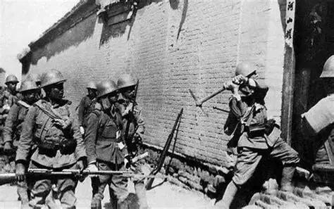 1938年，有4个日本兵闯进村民楚金山家里抢掠，见他50岁妻子，兽性大发，扑上去