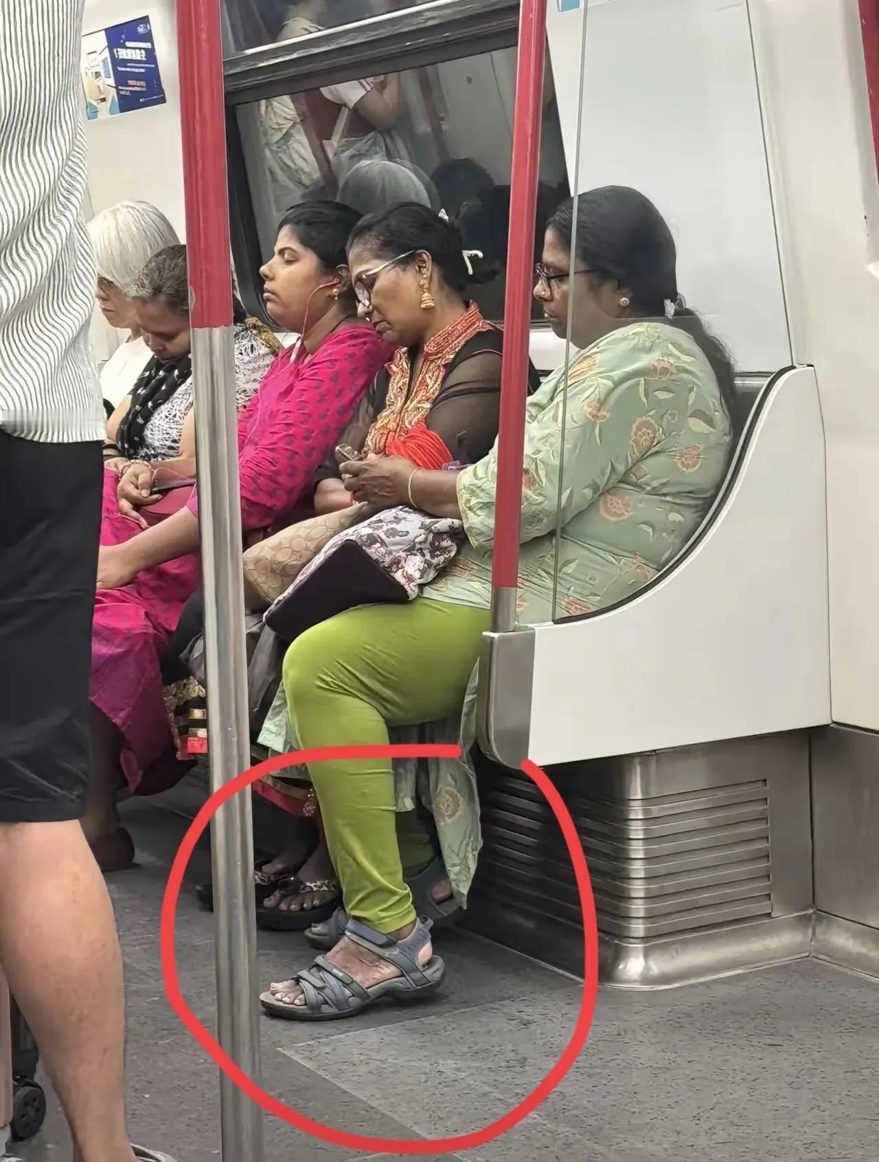 发现印度人是真不注重卫生。这些大妈，出国旅游，都不管理一下自己的仪容仪表，本来