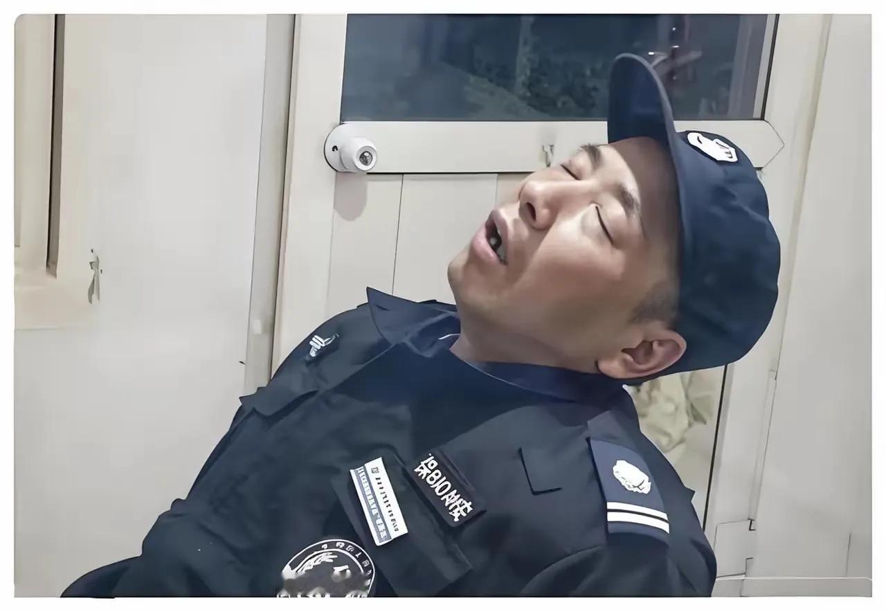 中秋节我们小区的物业公司，给每一位保安和保洁员，发了一块月饼和一个咸鸭蛋。物业经