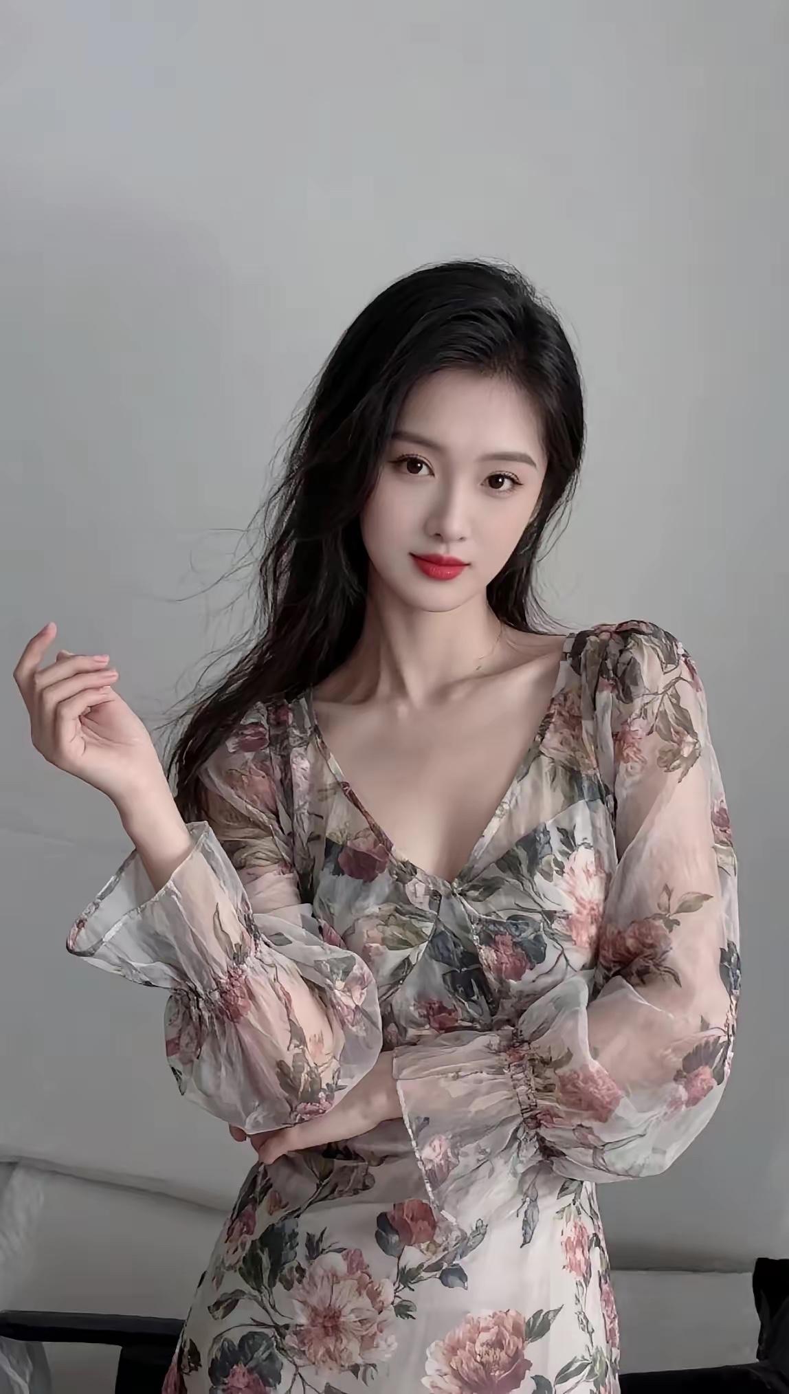 温柔花裙少女，轻盈飘逸，尽显优雅气质。