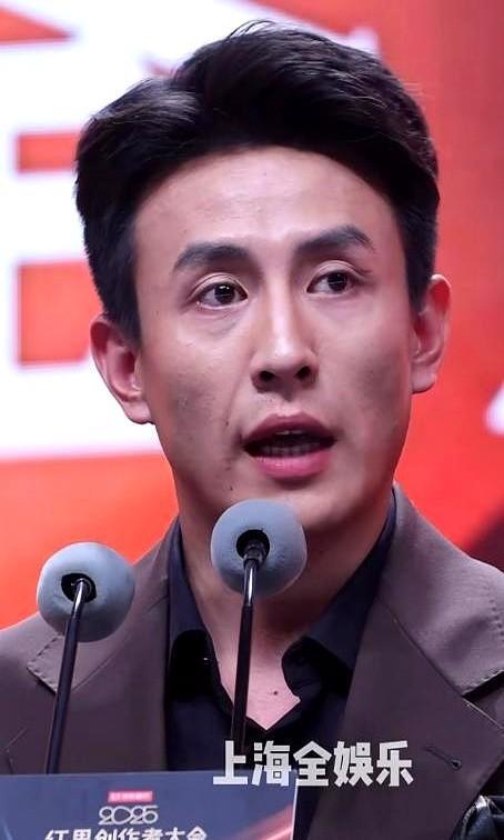 "树高千尺不忘根"，刘萧旭在鎏光盛典上的这句话瞬间点燃全场。27岁的他握着"年度