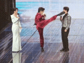 现在全网都在说向佐真是地主家的傻儿子。在台上主持人还在说话，他冷不丁的就给主