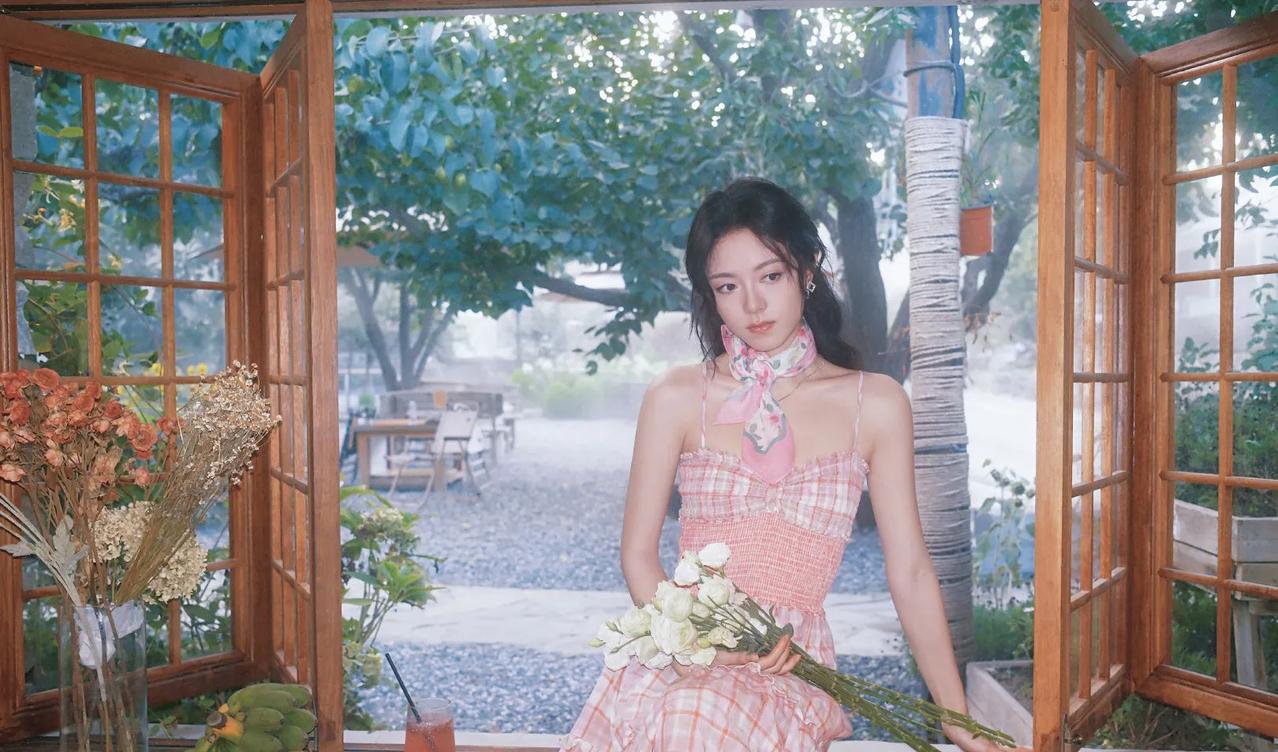 🌸赵今麦穿粉色抹胸秀身材，太瘦显尴尬！林其乐没找到蒋峤西的设定真的让人揪心！