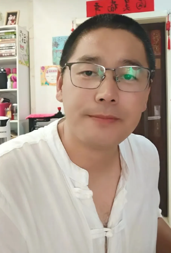 终于有徒弟为郭德纲发声了。王鹤飞发视频怒怼闫云达，王鹤飞说他本来不想搭理闫，搭理