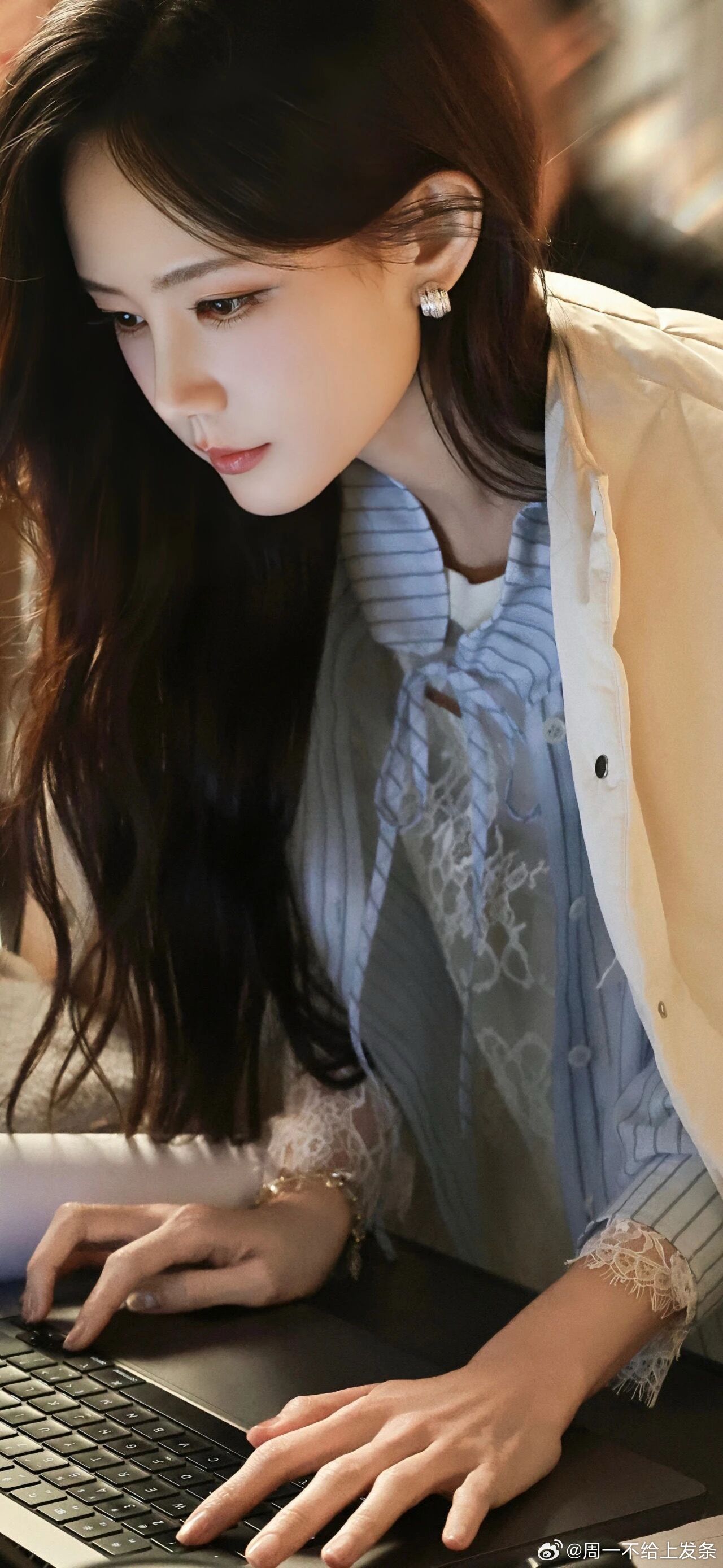 李一桐李一桐颜值暴击！月牙眼笑起来甜度拉满，肌肤白皙通透如白瓷，五官精致柔和，