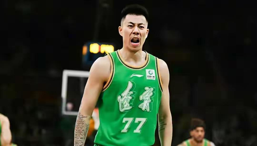 张震麟真的不适合在国家队打球。上海男篮和浙江男篮进行了一场热身赛。结果浙江队战