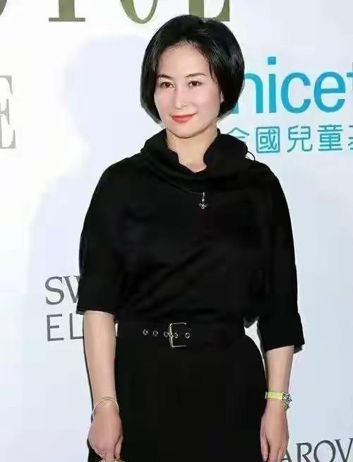 孟晚舟和何超琼，这两个事业有成的美女，长的太像了！不仅容貌长的像，气质也非常的像