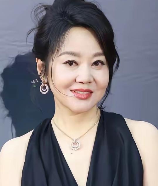 在所有的女演员中，闫妮是最不装，也是情商最高的人。不管再隆重的场合，你叫她去发言