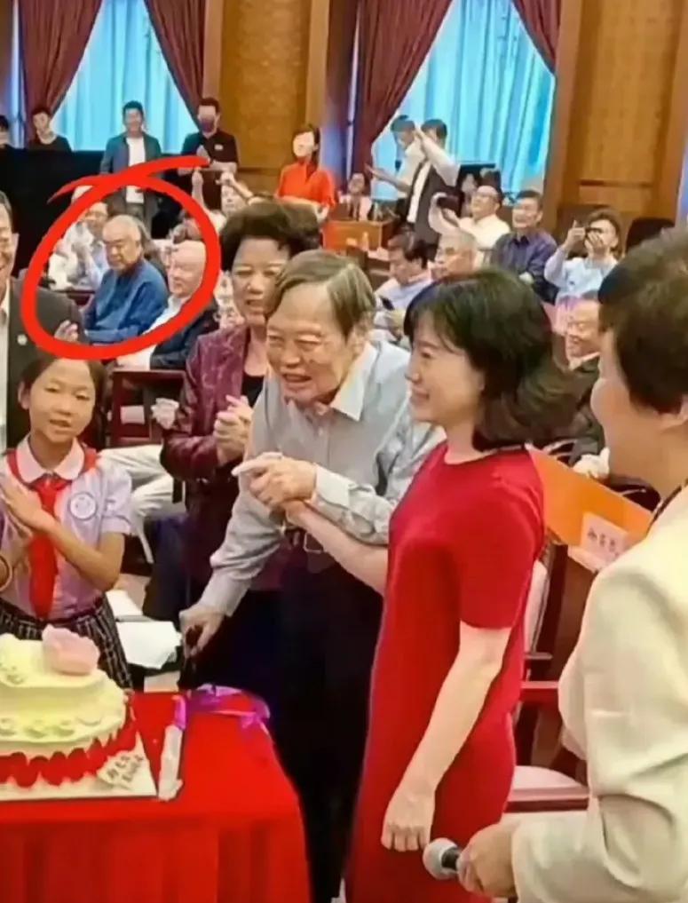 杨振宁这硬朗的身板，像这么大岁数的人真找不出几个，一百多岁了！杨振宁在出席活动