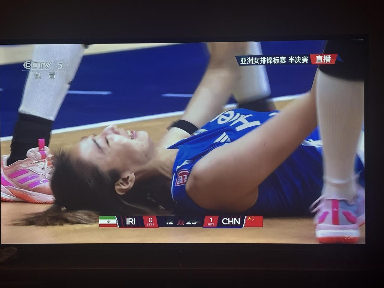 漂亮！中国女排又拿下了第二局！赢得太轻松了！刚刚结束的202
