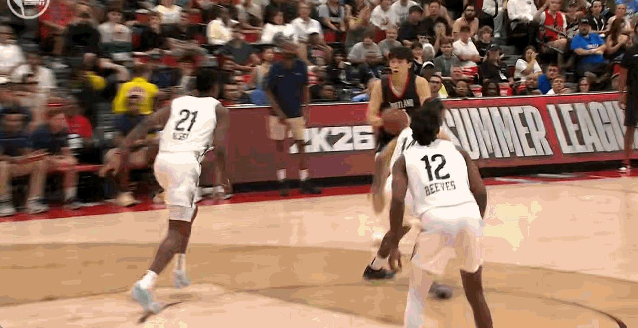 杨瀚森把场子找回来了！nba夏联和鹈鹕中锋奎因斗智斗勇，要的就是心理战，开拓者主