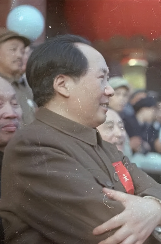 毛主席在开国大典的一幕，主席面带微笑，目光充满希望！一张从未见过的老照片，承