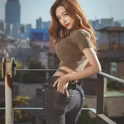 都市高挑女神，倚栏俯瞰城市天际线，时尚穿搭尽显优雅！