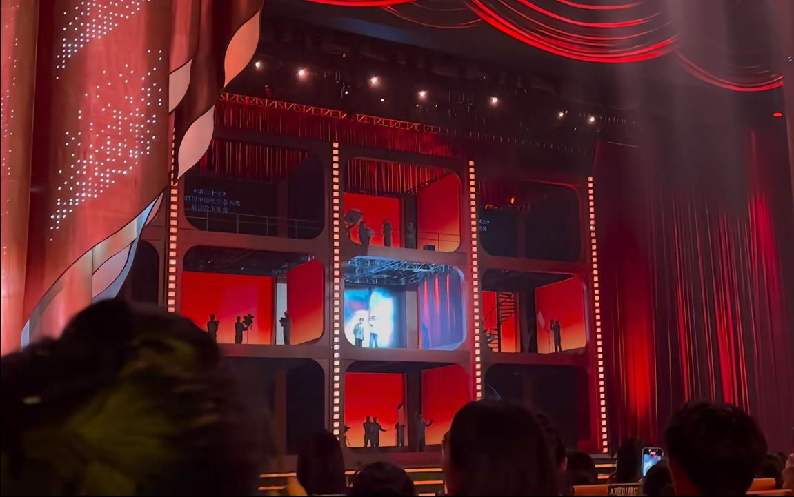 陈楚生今晚《获奖之作》的舞台好复杂，是九宫格！看了生哥的彩排视频，感觉有点麻烦