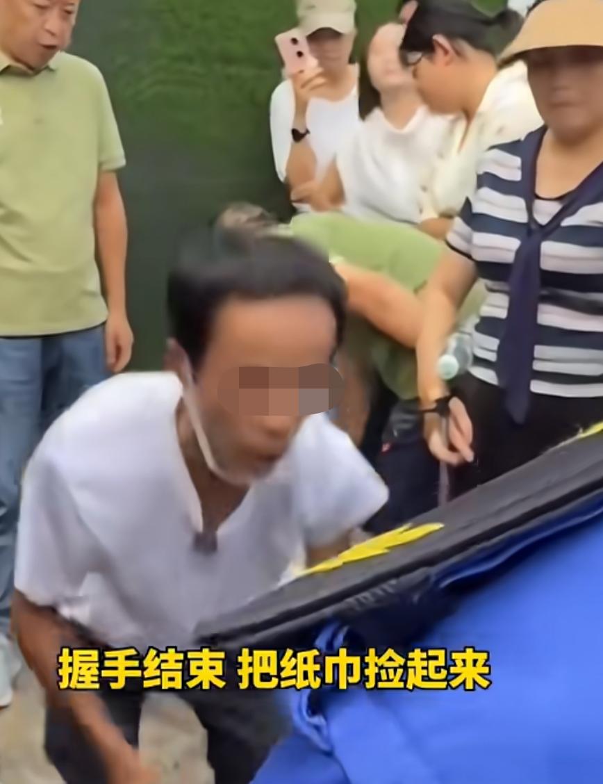 终于知道鸡排哥为什么火起来了！不是因为他卖鸡排时不停说的话，也不是因为他的表