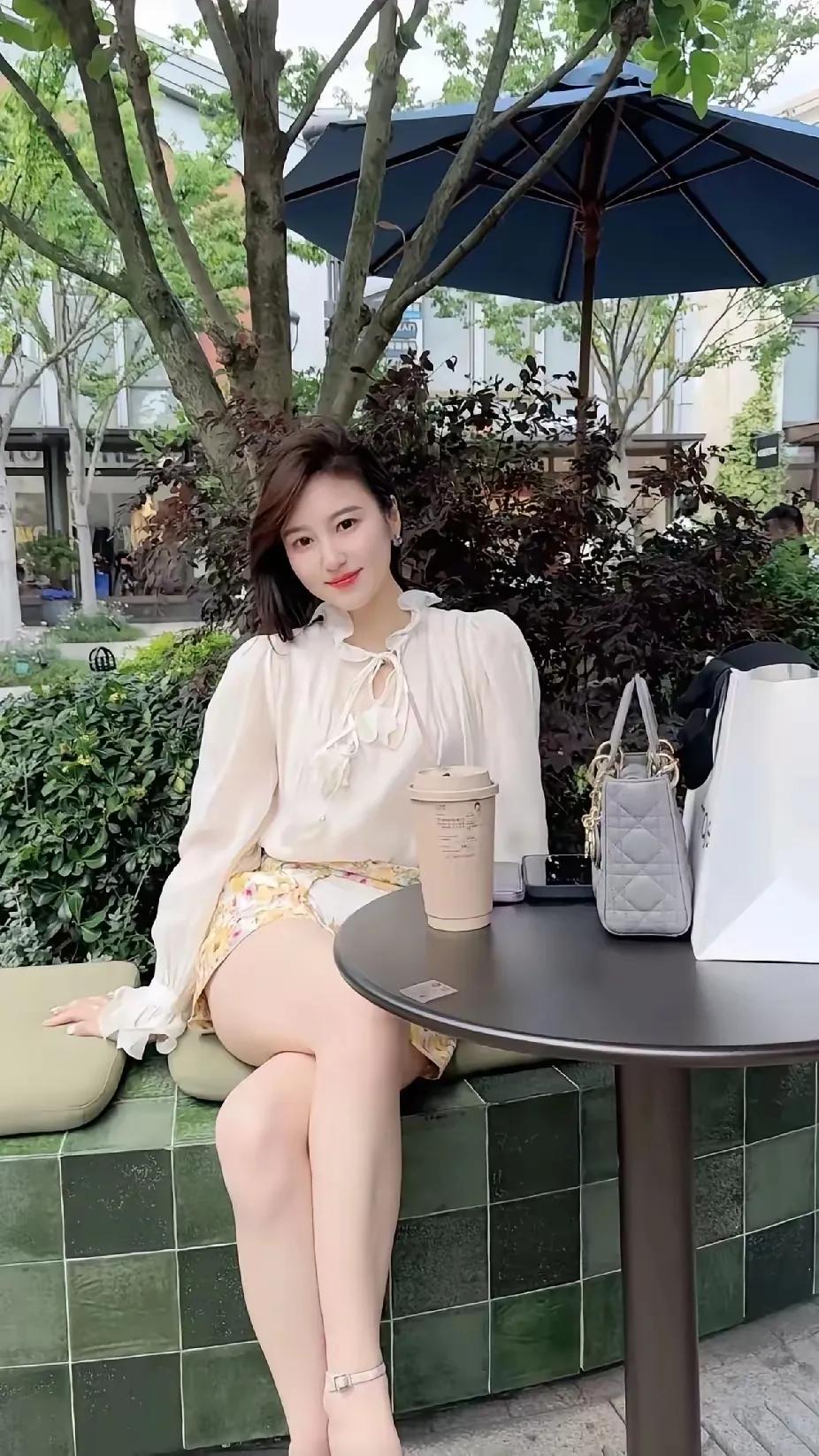 为什么要替别人考虑呢？我也没见过几个人真心为我考虑。善解人意到底是什么东西？委屈