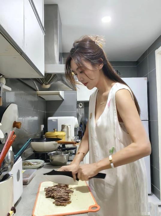 刀光映月影，佳人切菜忙。