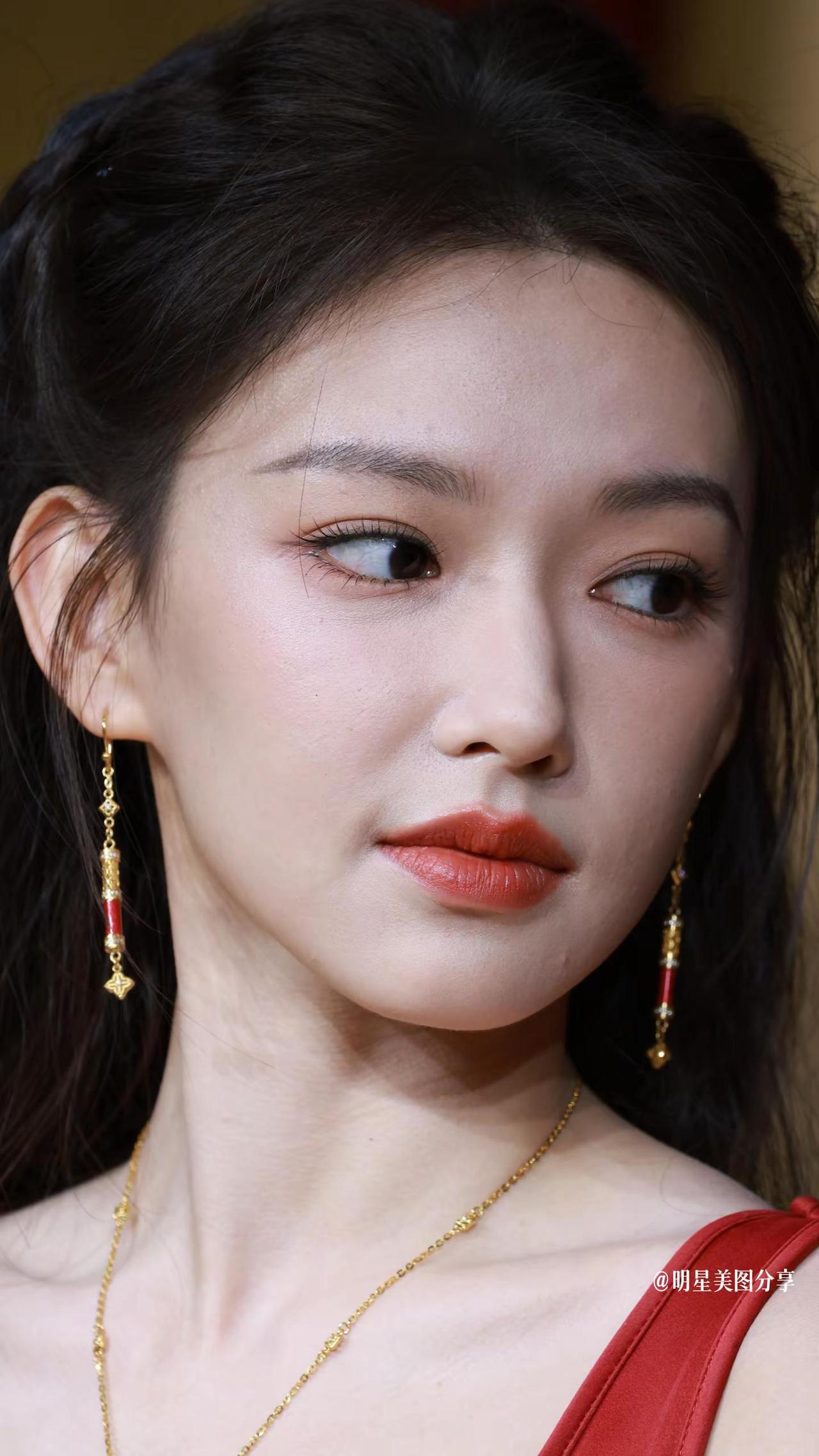 潇潇是真美呀，好干净的皮肤。这种怼脸都扛得住程潇程潇生图向全世界安利程潇明