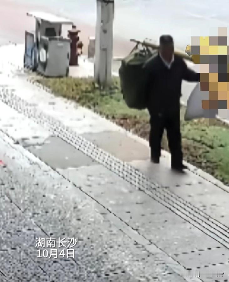 男子找工作途中太饿晕倒口吐白沫，饭店老板打120，110，男子表示没钱拒上120