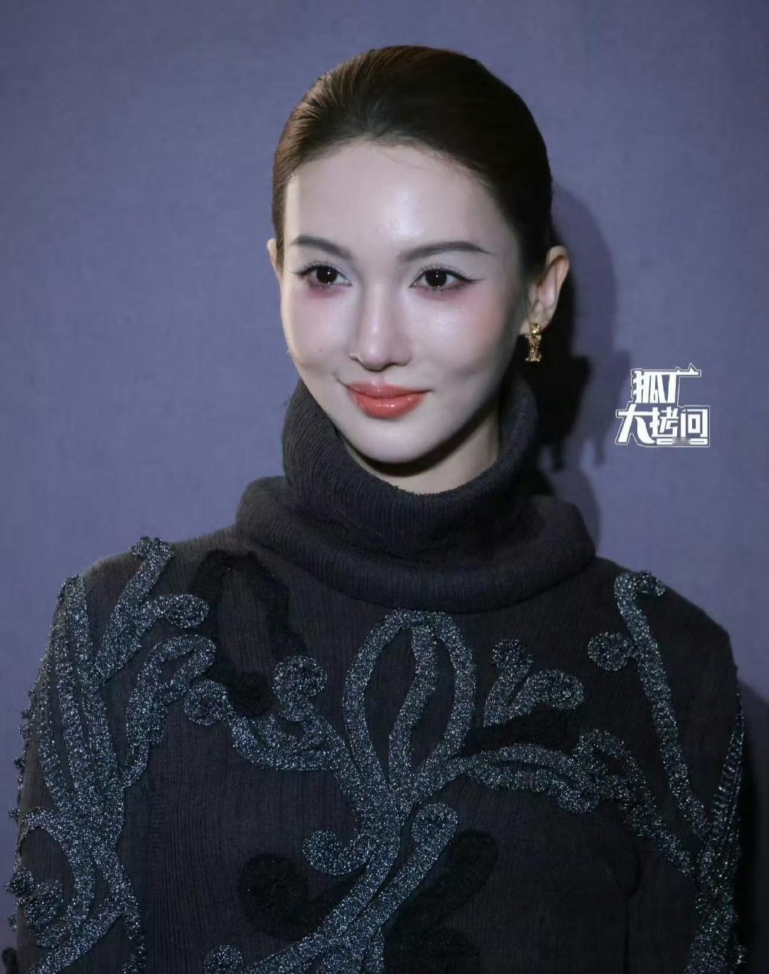 媒体的高清镜头实在是太恐怖了。一开始我看到金晨的照片，我都没认出她是谁。好消息是