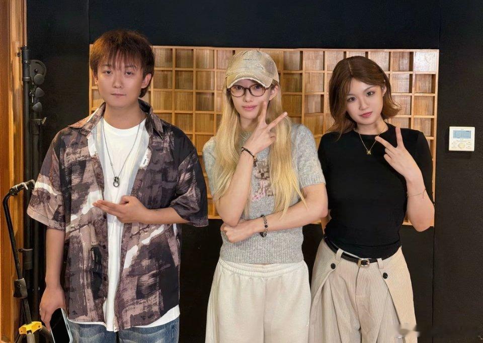 豹纹眼镜跟金发好适配吧👓幸好老狼不健身…完全天赋怪来的