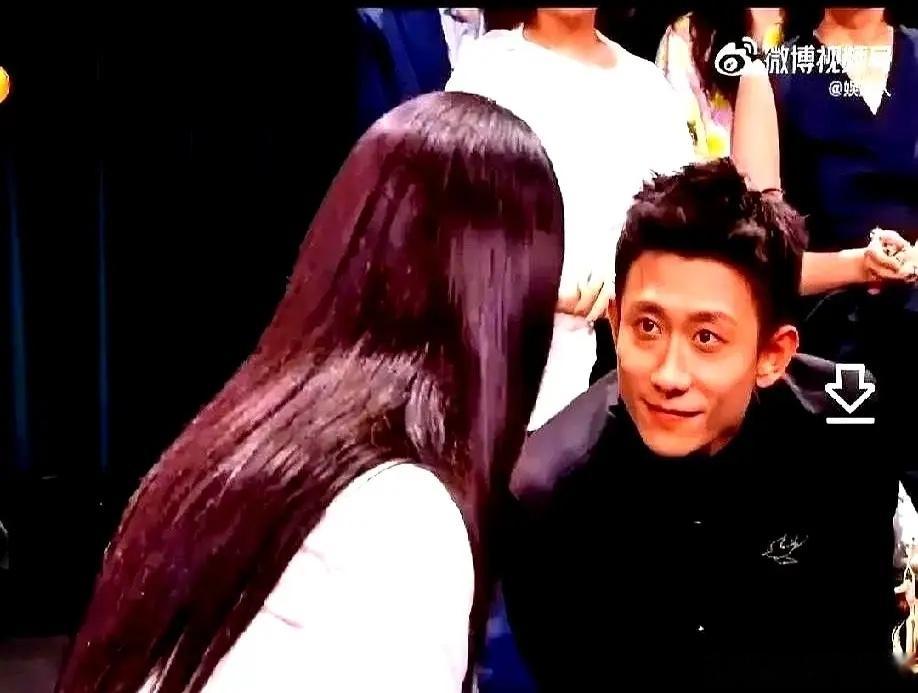 杨紫刚落座，张一山从过道走来，两人对眼愣住了。“你怎么瘦成这样？”杨紫脱口而出，