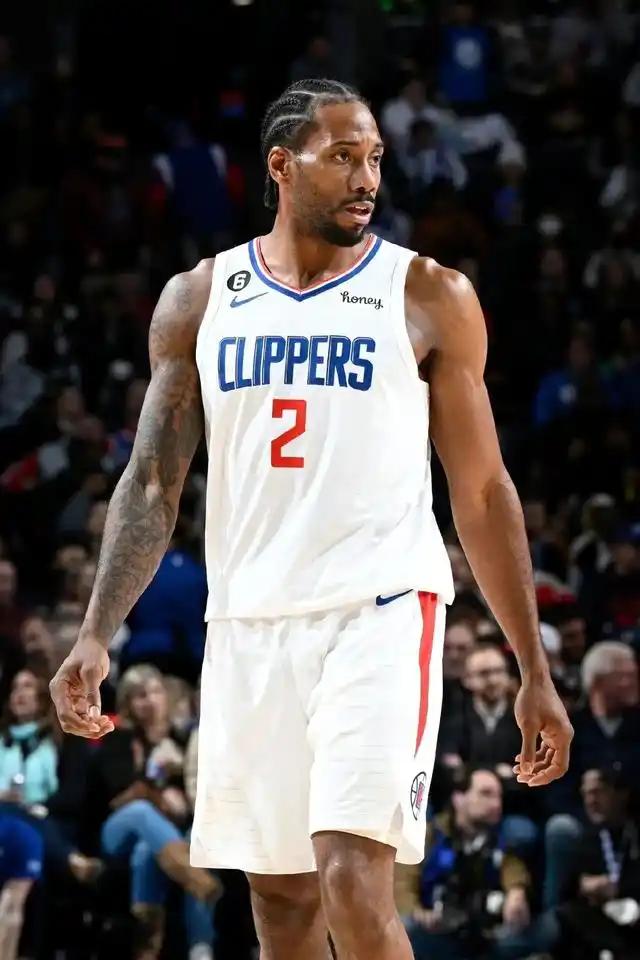 谈到伦纳德最近的情况，主帅泰伦卢有些动情，说了5句话：1.“人们没有看到，他为