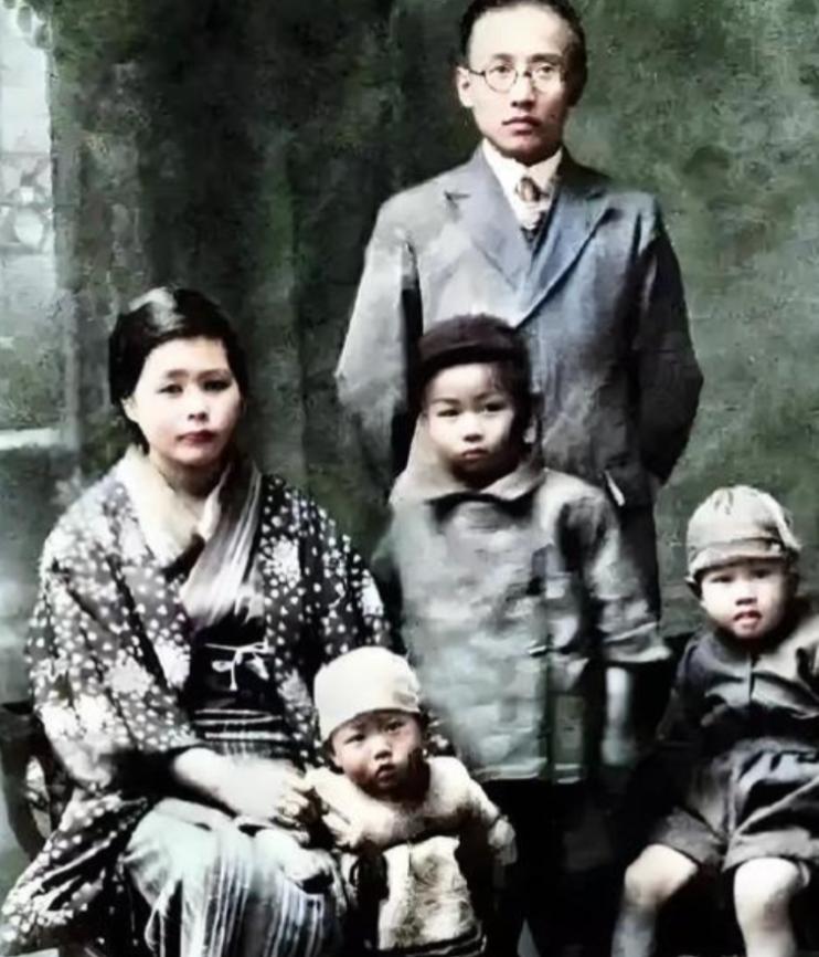 1978年，郭沫若在北京去世。最让人想不通的是，他在日本抛下的五个孩子，在佐藤富