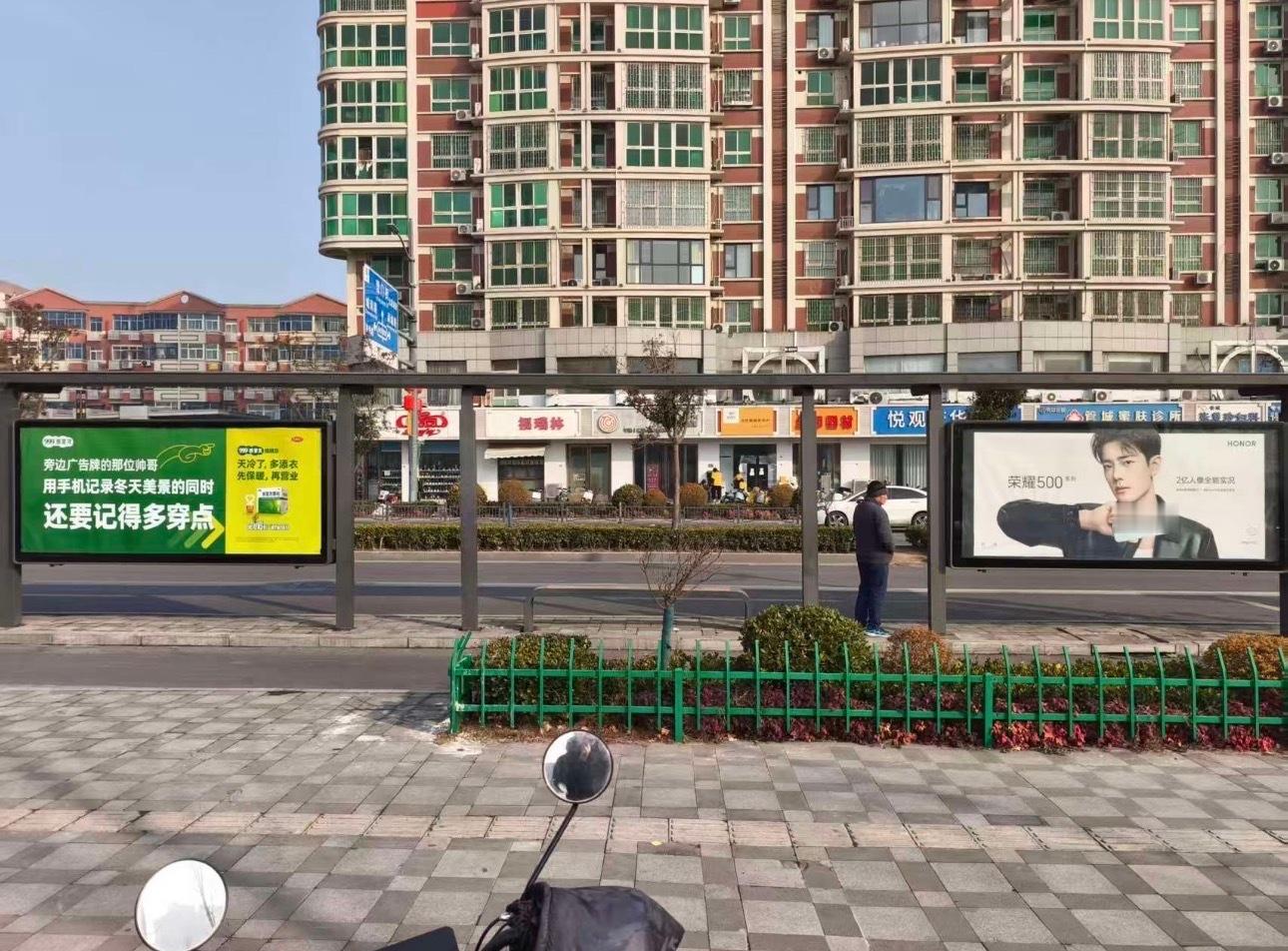 哈哈哈广告牌：旁边广告牌那位帅哥用手机记录美景的同时还要记得多穿点....