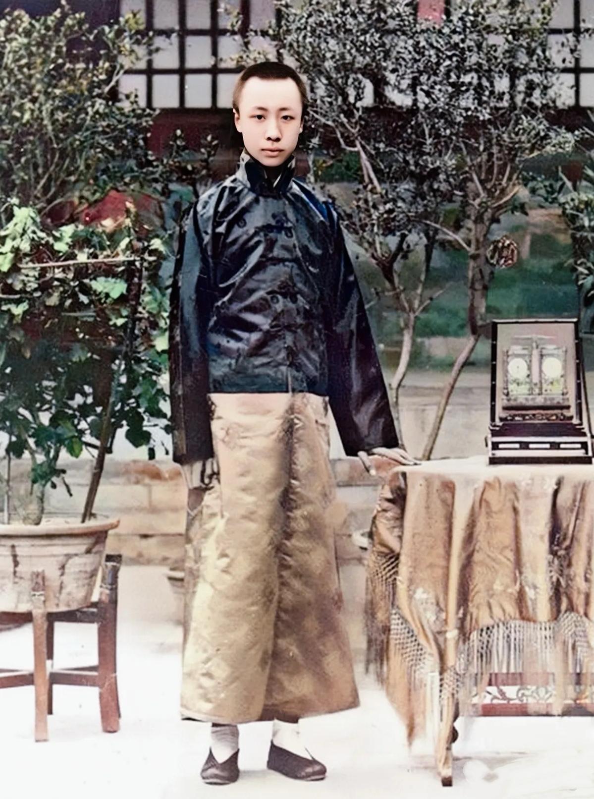 1922年，16岁的溥仪大婚不久后，在养心殿院子中的一张照片，长袍马褂，面容青涩