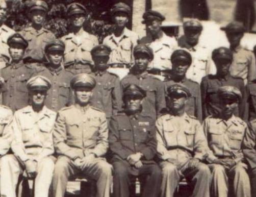 1947年7月，600多名国民党军将校军官，前往紫金山中山陵前谒陵。他们触景生情