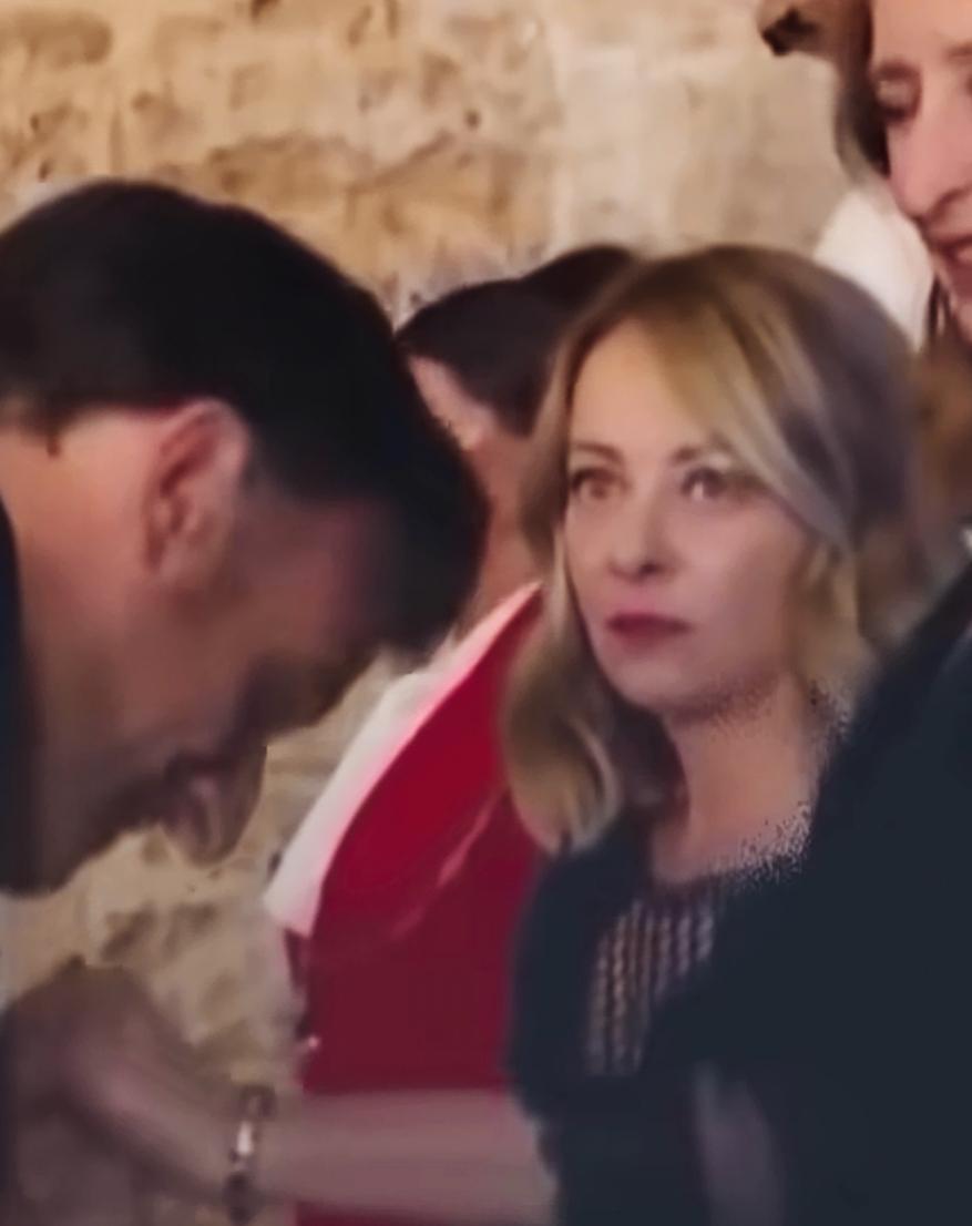 梅洛尼这眼神是什么意思呢？这双大眼睛是想诉说什么呢？这眼神是不是挺特别啊？