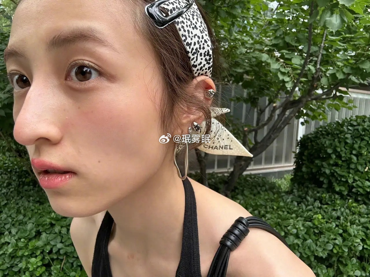 张子枫真的变了，不知道是被谁影响了审美，她的五官身材在普通人里稍微好点，在美女如