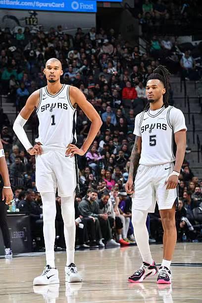 文班亚马和卡斯尔，一个正负值-14，一个正负值-12，一个三分7中0，一个三分8