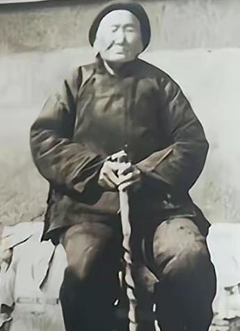 1941年，一位老妇人请汉奸侄子吃饭，突然压低声音问道：“侄儿，能不能给我弄3