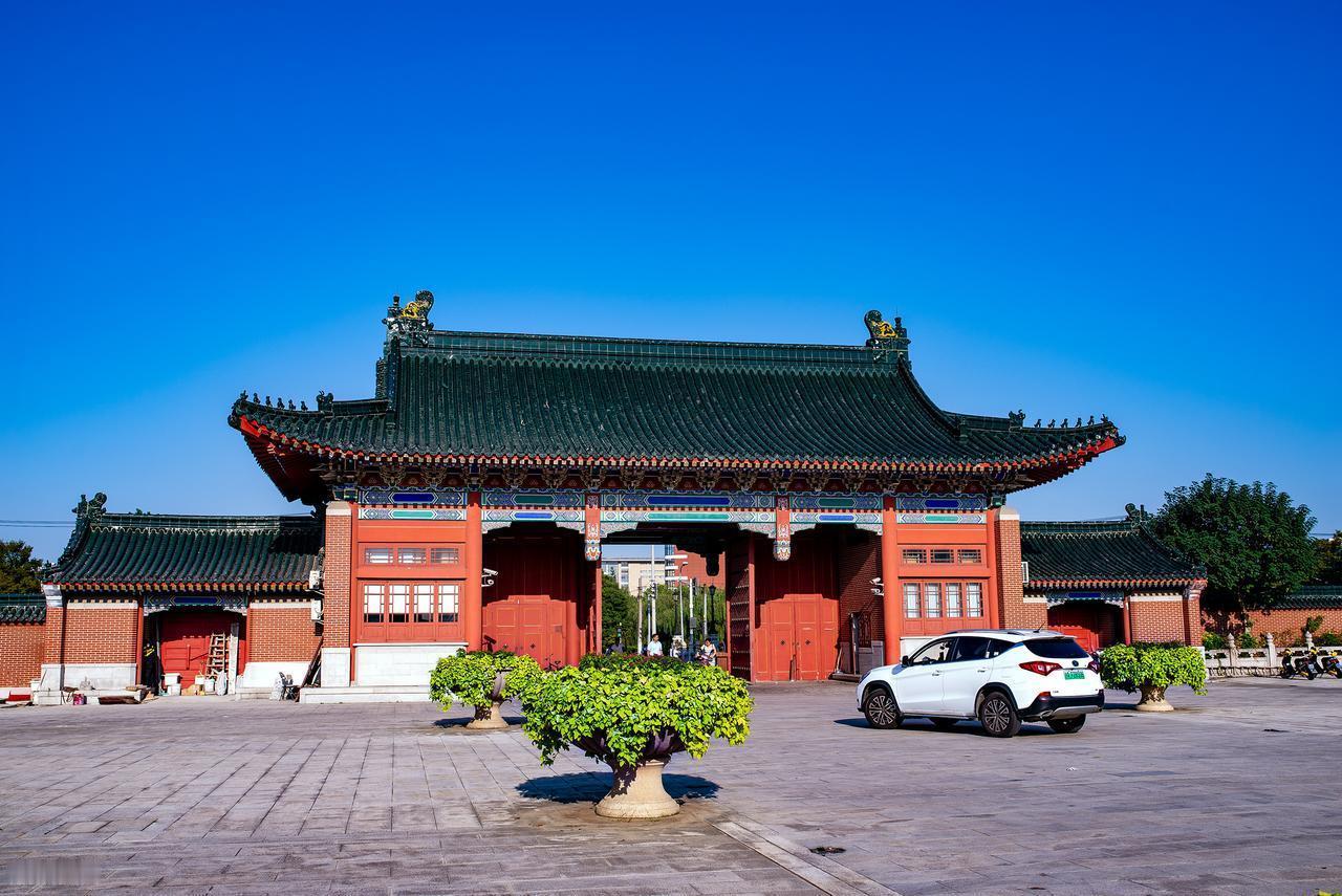 国际评审专家A透露，QS排名过度依赖历史声誉和雇主评价，像一场永远在重复播放的老