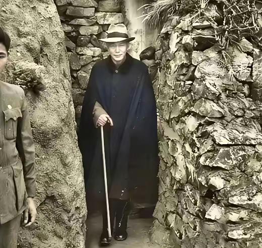 这是1954年，蒋中正最后一次回浙江时，留下的一张罕见老照片，当时的他从台湾乘坐